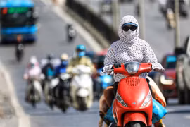 Người tham gia giao thông cần trang bị khẩu trang, áo chống nắng che kín người tránh tình trạng sốc nhiệt vì nắng nóng. (Ảnh: Thành Đạt/TTXVN)