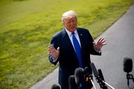 Tổng thống Mỹ Donald Trump phát biểu với báo giới. (Ảnh: THX/TTXVN)