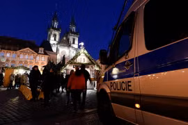 Cảnh sát gác gần một chợ Giáng Sinh ở thủ đô Praha, CH Séc. (Nguồn: AFP/TTXVN)