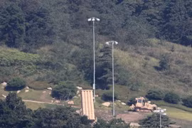 Hệ thống phòng thủ tên lửa tầm cao giai đoạn cuối (THAAD) được triển khai tại Seongju ngày 12/9. (Nguồn: Yonhap/TTXVN)