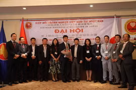 Đại sứ Việt Nam tại Nhật Bản Nguyễn Quốc Cường tặng hoa cho Ban chấp hành Hiệp hội Doanh nghiệp Việt Nam tại Nhật Bản nhiệm kỳ 2018-2020. (Nguồn: TTXVN)