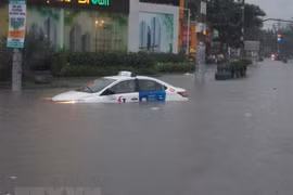 Nhiều tuyến đường ngập sâu hơn 50cm, phương tiện ngập trong nước. (Nguồn: TTXVN phát)