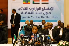 Ngoại trưởng Ibrahim Ghandour (giữa) tại vòng đàm phán ở Khartoum. (Nguồn: AFP/TTXVN)