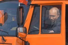 Tổng thống Nga Putin lái xe khánh thành cầu Crimea. (Nguồn: Trendolizer)