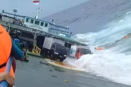 Lật phà ở biển Indonesia khiến nhiều người thiệt mạng. (Nguồn: The Guardian)