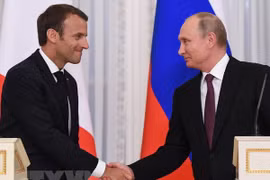 Tổng thống Nga Vladimir Putin (phải) và người đồng cấp Pháp Emmanuel Macron tại cuộc gặp ở Saint Petersburg, Nga ngày 24/5. (Nguồn: AFP/TTXVN)