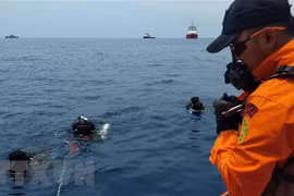 Nhân viên Cơ quan tìm kiếm cứu hộ quốc gia Indonesia tìm kiếm xác máy bay Lion Air JT 610 ở vùng biển ngoài khơi tỉnh Tây Java (Indonesia) ngày 29/10/2018. (Ảnh: AFP/ TTXVN)