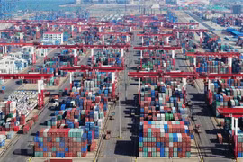 Cảng container ở Thanh Đảo, tỉnh Sơn Đông, miền đông Trung Quốc. (Ảnh: THX/TTXVN)