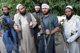 Các tay súng Taliban tại khu vực ngoại ô Jalalabad, ngày 16/6. (Ảnh: AFP/TTXVN)