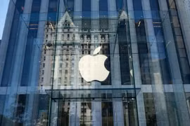Biểu tượng Apple tại một cửa hàng ở New York, Mỹ. (Nguồn: AFP/TTXVN)