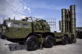 Hệ thống tên lửa S-400 của Nga được trưng bày tại Diễn đàn kỹ thuật quân sự quốc tế ở ngoại ô Moskva, Nga năm 2017. (Ảnh: AFP/TTXVN)