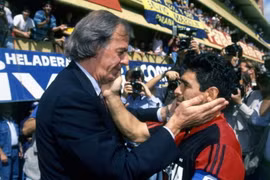 Bóng đá qua lăng kính "sư phụ" của Diego Maradona