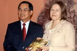 Phó Chủ tịch UBND thành phố Phùng Tấn Viết tặng quà lưu niệm bà Heidi Hautala. (Nguồn: báo Đà Nẵng)