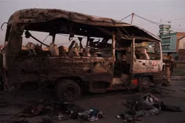 Chiếc xe ôtô bị phá hủy trong một vụ đánh bom ở Jalalabad, Afghanistan, ngày 7/10. (Ảnh: THX/TTXVN)