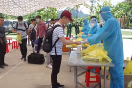 Các công dân tại khu cách ly tập trung của Trung đoàn 814. (Ảnh minh họa: Thanh Hải/TTXVN)