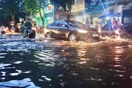 Đường Tô Ngọc Vân-Quận Thủ Đức ngập 1/2 bánh xe khiến người dân di chuyển khó khăn. (Ảnh: Hồng Giang/TTXVN.)