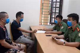 Hai đối tượng người Trung Quốc nhập cảnh trái phép bị bắt giữ. (Ảnh: TTXVN phát)