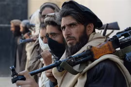 Các tay súng Taliban tại một khu vực ở Jalalabad, Afghanistan, ngày 24/2/2016. (Ảnh: AFP/TTXVN)