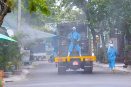 Phun khử khuẩn trong khu vực dân cư tại quận Sơn Trà (Đà Nẵng). (Ảnh: Trần Lê Lâm/TTXVN)
