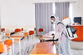 Khử khuẩn các điểm thi tốt nghiệp Trung học phổ thông. (Ảnh minh họa: Thu Hương/TTXVN)