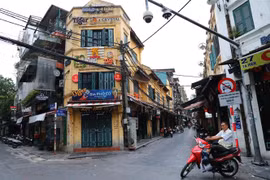Cảnh vắng vẻ tại phố Tạ Hiện do các quán bar, vũ trường, club...tạm thời đóng cửa để phòng, chống dịch. (Ảnh: Danh Lam/TTXVN)