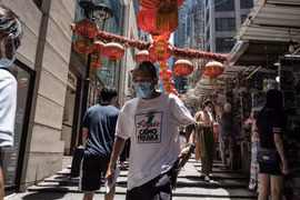 Người dân đeo khẩu trang phòng lây nhiễm COVID-19 tại Hong Kong, Trung Quốc, ngày 15/7/2020. (Ảnh: AFP/TTXVN)