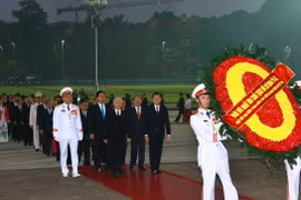 Lãnh đạo Đảng, Nhà nước và đại biểu dự Đại hội đại biểu toàn quốc lần thứ XII của Đảng đến đặt vòng hoa và vào Lăng viếng Chủ tịch Hồ Chí Minh. (Nguồn: TTXVN)