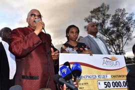Tổng thống Nam Phi Jacob Zuma (trái, trước) phát biểu khi đến thăm một trại lưu trú của người nước ngoài ở Chatsworth thuộc Duban. (Nguồn: THX/TTXVN)