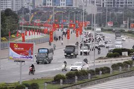 Đại lộ Thăng Long tràn ngập cờ hoa, biểu ngữ, pano. (Ảnh: Quỳnh Trang/TTXVN) 