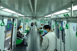 Sáng 21/11, đường sắt đô thị Cát Linh-Hà Đông đã chính thức thu vé hành khách sau 2 tuần miễn phí. Các chuyến tàu đã bắt đầu di chuyển từ sớm để phục vụ nhu cầu đi lại của khách hàng. (Ảnh: Hoài Nam/Vietnam+)