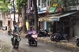 Hà Nội có mưa vào sáng đêm, nhiệt độ thấp nhất từ 16-19 độ C. (Ảnh: TTXVN/Vietnam+)