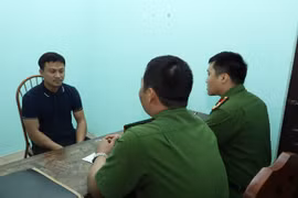 Cán bộ Công an huyện Kim Bảng lấy lời khai đối tượng Phông. (Nguồn: Cổng Thông tin điện tử Công an tỉnh Hà Nam)