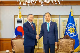 Bộ trưởng Công an Tô Lâm chào xã giao Thủ tướng Hàn Quốc Han Duck-soo tại Văn phòng thủ tướng ở Seoul. (Ảnh: Nguồn Bộ Công an/TTXVN phát)
