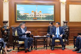 Ông Bùi Xuân Cường (phải), Phó Chủ tịch UBND Thành phố Hồ Chí Minh tiếp ông Edgar Doerrig (trái), trưởng đại diện khu vực Châu Á Thái Bình Dương của OIF. (Ảnh: Xuân Khu/TTXVN)