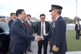 Lễ đón Chủ tịch Quốc hội Vương Đình Huệ tại sân bay quân sự, thủ đô Montevideo. (Ảnh: Doãn Tấn/TTXVN)