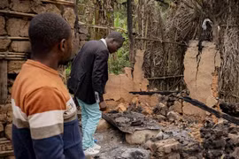 Hiện trường một vụ tấn công tại Mukondi, cách thị trấn Beni ở miền đông CHDC Congo 30km, ngày 10/3/2023. (Ảnh: AFP/ TTXVN)