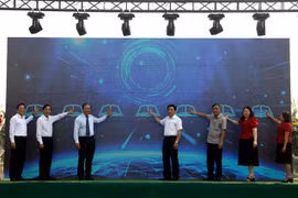 Lãnh đạo tỉnh Quảng Nam cùng các sở, ban ngành, hội đoàn thể và thành phố Tam Kỳ bấm nút khai trương Thư viện số cộng đồng Tam Kỳ. (Ảnh: Trịnh Bang Nhiệm/TTXVN)