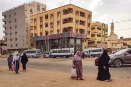 Người dân sơ tán tránh xung đột tại thủ đô Khartoum, Sudan ngày 24/4/2023. (Ảnh: AFP/TTXVN)