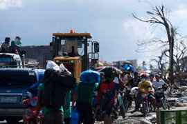 Hỗ trợ cho 2 gia đình người Việt bị kẹt ở Tacloban