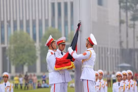 Cờ rủ tại quảng trường Ba Đình (Hà Nội) được kéo lên trong hai ngày Quốc tang Nguyên Tổng bí thư Đỗ Mười. (Ảnh: Minh Sơn/Vietnam+)