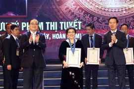 Trưởng Ban Tuyên giáo Trung ương Võ Văn Thưởng và Bí thư Thành ủy Hà Nội Hoàng Trung Hải vinh danh Công dân Thủ đô ưu tú năm 2018 đối với nghệ nhân ưu tú Phạm Thị Tuyết, Chủ nhà hàng Ánh Tuyết (25 Mã Mây, Hoàn Kiếm). (Ảnh: Văn Điệp/TTXVN)