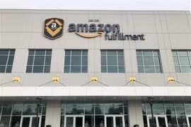 Biểu tượng Amazon tại trung tâm kho vận ở Washington DC., Mỹ. (Nguồn: Kyodo/TTXVN)