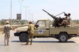 Lực lượng an ninh Libya tuần tra tại một trạm kiểm soát ở thành phố Zliten. (Nguồn: AFP/TTXVN)