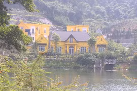 Công trình màu vàng xây dựng trên khu vực hồ Đồng Đò thuộc thôn Minh Tân xã Minh Trí (Sóc Sơn). (Ảnh Nguyễn Dũng/Vietnam+)