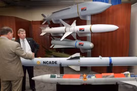 Tên lửa dẫn đường do Tập đoàn Raytheon (Mỹ) sản xuất được trưng bày tại một hội nghị ở Washington, DC. (Ảnh: AFP/TTXVN)