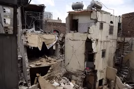 Ngôi nhà bị phá hủy sau vụ oanh kích của liên quân do Saudi Arabia đứng đầu tại Sanaa, thủ đô Yemen ngày 16/5/2019. (Ảnh: THX/TTXVN)