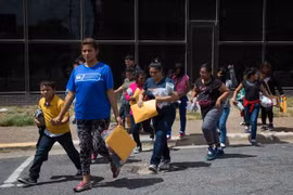 Người tị nạn sau khi được thả khỏi một trung tâm giam giữ ở McAllen, Texas, Mỹ ngày 17/6/2018. (Ảnh: AFP/TTXVN)
