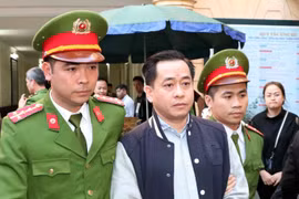 Cảnh sát dẫn giải bị cáo Phan Văn Anh Vũ sau khi Hội đồng xét xử kết thúc tuyên án ngày 30/1. (Ảnh: Văn Điệp/TTXVN)