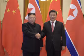 Tổng Bí thư, Chủ tịch Trung Quốc Tập Cận Bình (phải) và nhà lãnh đạo Triều Tiên Kim Jong-un. (Ảnh: Yonhap/ TTXVN)