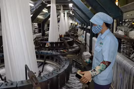 EVFTA sẽ có tác động tích cực đến dệt may Việt Nam trong dài hạn bởi 42,5% dòng thuế áp dụng đối với dệt may Việt Nam sẽ giảm về 0%. (Ảnh: TTXVN)